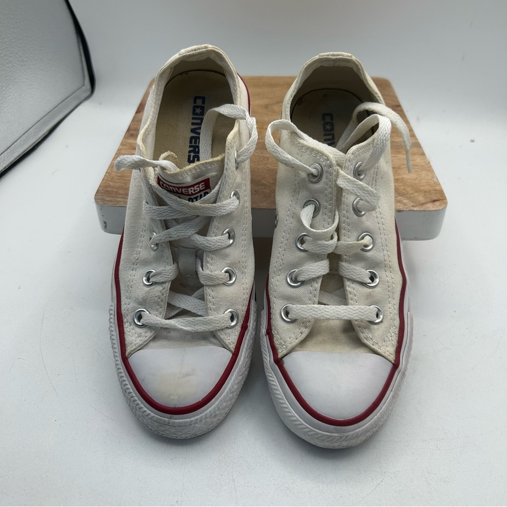 Converse White Low Top Chuck Taylor  Canvas Sneakers Size 6 women's, 4 men's